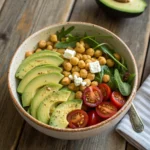 Salade pois chiche avocat colorée servie dans un bol rustique