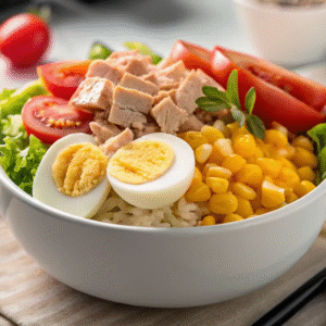 Top 1 Recette Salade Composée Inratable Et Ultra Simple 7 salade simple et colorée avec œuf dur, thon, riz, tomates et maïs