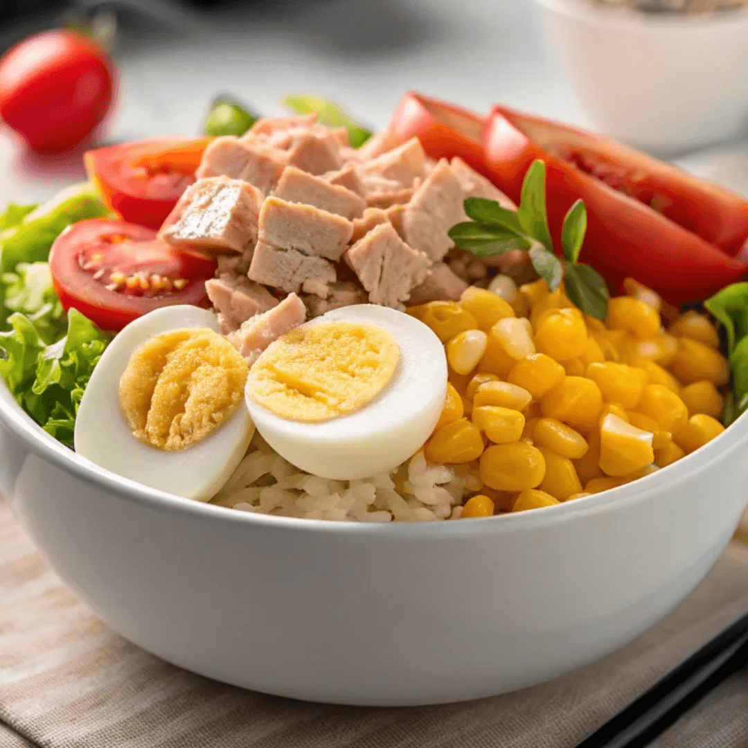 salade simple et colorée avec œuf dur, thon, riz, tomates et maïs