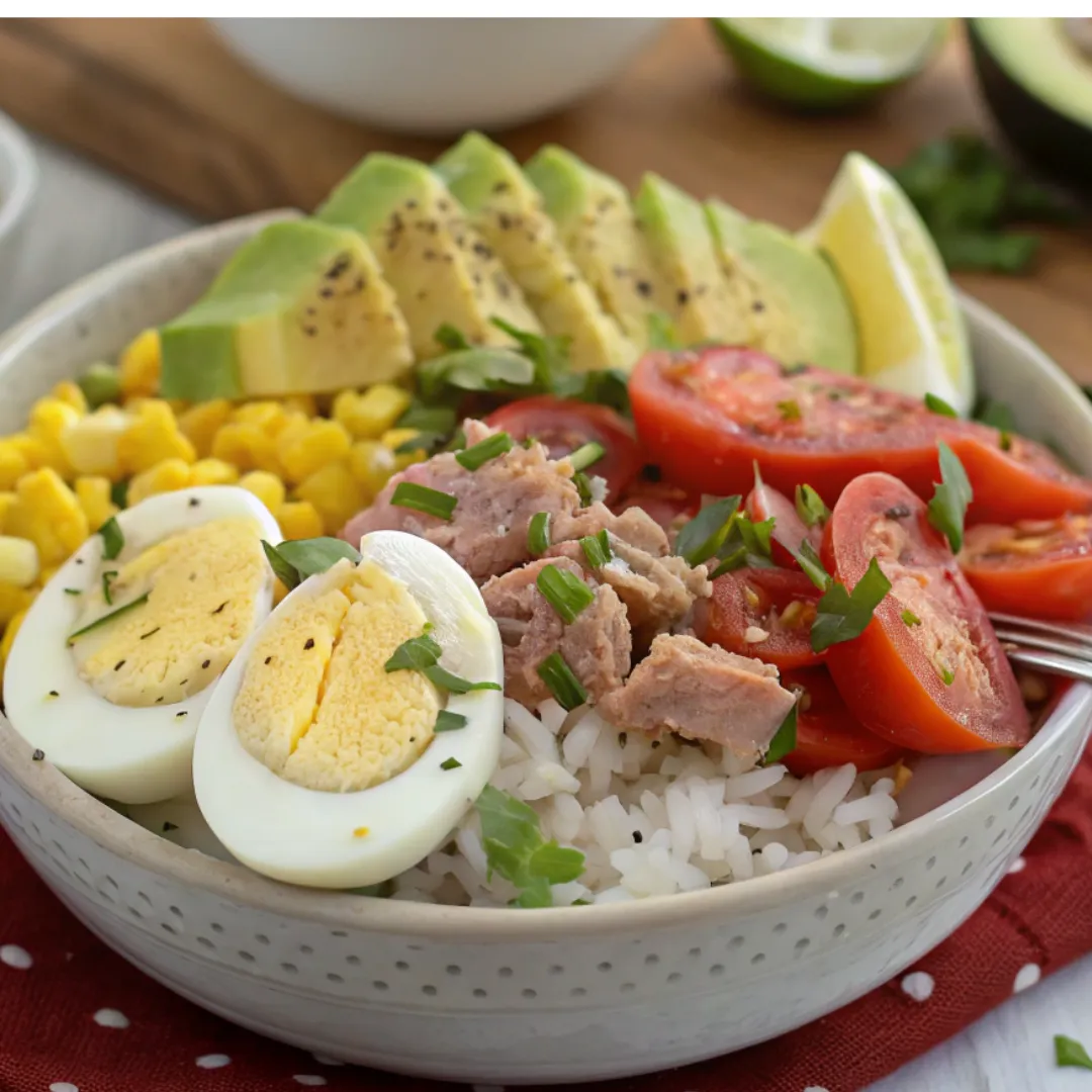Salade composée au thon, riz, avocat et œuf dur