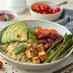 Salade avocat colorée et végétalienne avec quinoa, tofu mariné, patate douce, asperges grillées et tomates cerises
