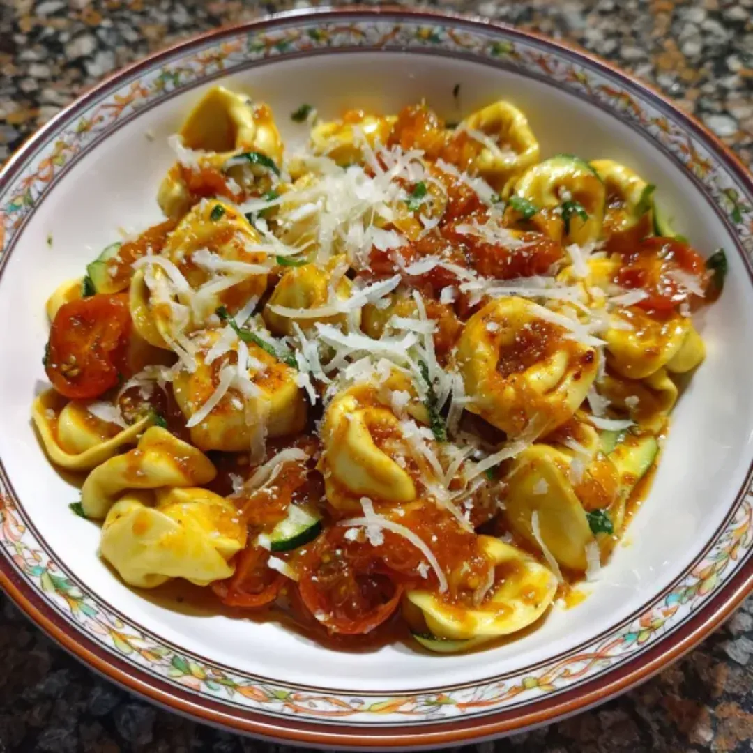Étonnante Salade de Pâtes Tortellini aux Tomates Facile 2 Gros plan appétissant d'une salade de pates tortellini aux tomates cerises.