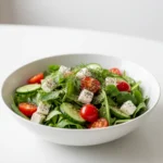 Salades Composées Originale fraîche aux tomates concombres et feta dans un bol blanc