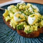 Salade d'avocat et d'œufs dans un bol, plat frais et sain.
