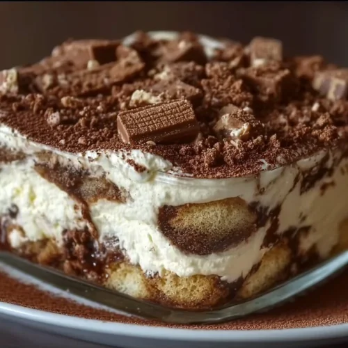 Tiramisu Façon Kinder Bueno, dessert au chocolat inspiré du célèbre Kinder Bueno.