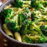 Plat de brocoli sauté avec des épices et des légumes frais