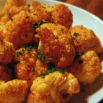 Collation de chou-fleur doré servie sur une assiette délicieuse