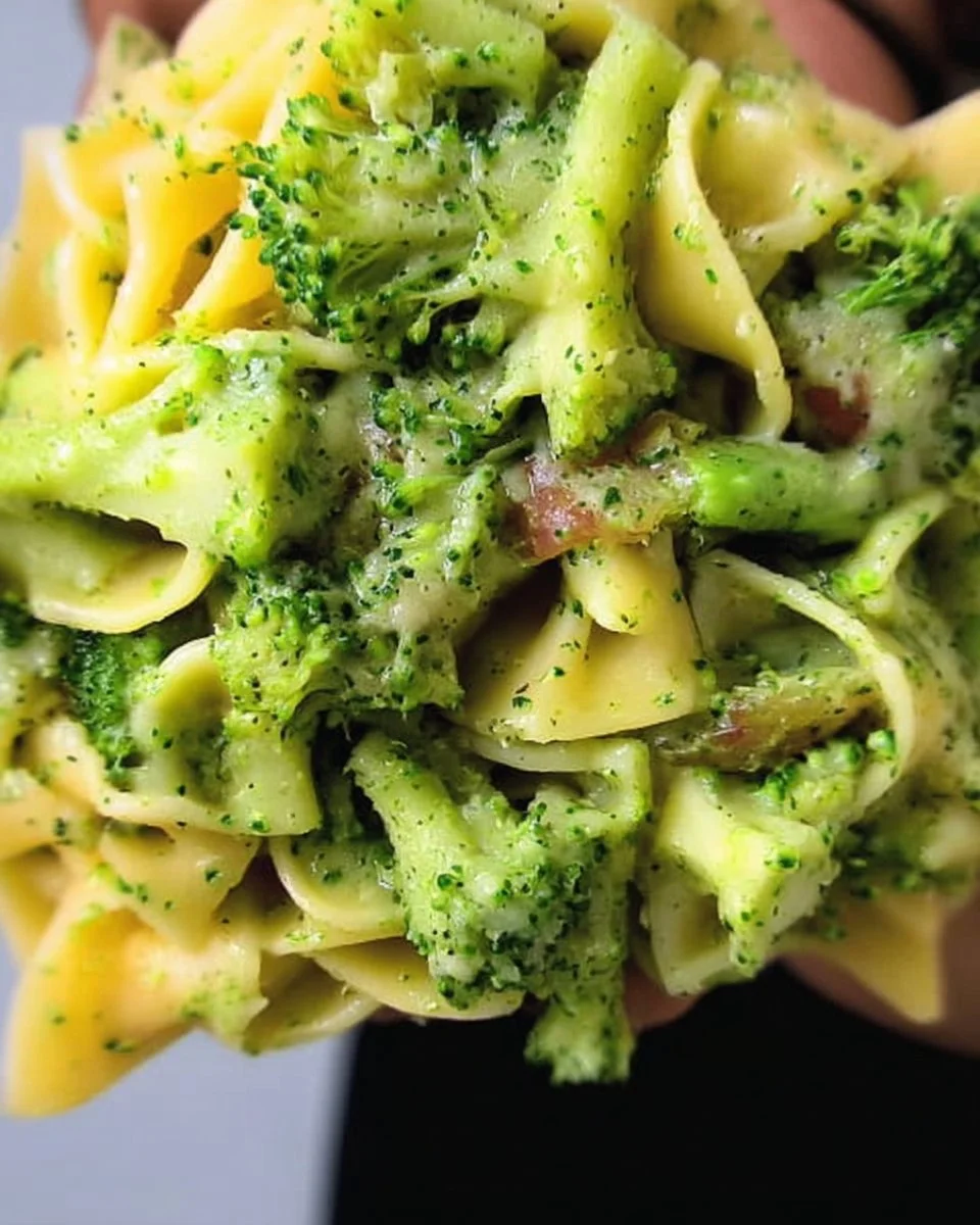 Plat de pâtes au brocolis servi avec des épices et du parmesan