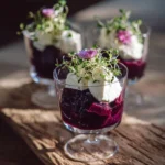 Verrine de chèvre et betterave garnie d'herbes fraîches