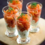 Verrine de saumon fumé avec épinards et crème, plat élégant et savoureux.