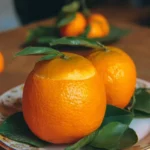 Crème brûlée à l'orange avec une croûte caramélisée dorée et appétissante.