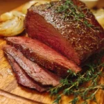 Rôti de bœuf économique cuit au four, prêt à être servi sur une table.