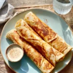 Roulés de pommes à la cannelle frais sur une assiette