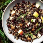 Salade de récolte de riz sauvage garnie de légumes frais