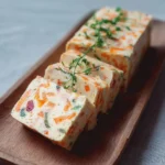 Terrine de Surimi présentée dans un plat élégant, idéale pour les repas.