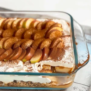 Tiramisu tarte aux pommes servie avec une garniture chocolatée.