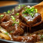 Plat de Boeuf Sauté aux Oignons bien présenté sur une assiette