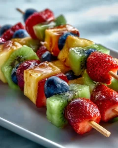 Brochettes de fruits arc-en-ciel avec dip au miel Brochettes de fruits arc-en-ciel avec dip au miel
