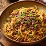 Nouilles au bœuf haché mongolien servies avec des légumes frais