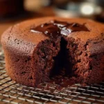Gâteau au yaourt garni de Nutella dans un plat délicieusement présenté.