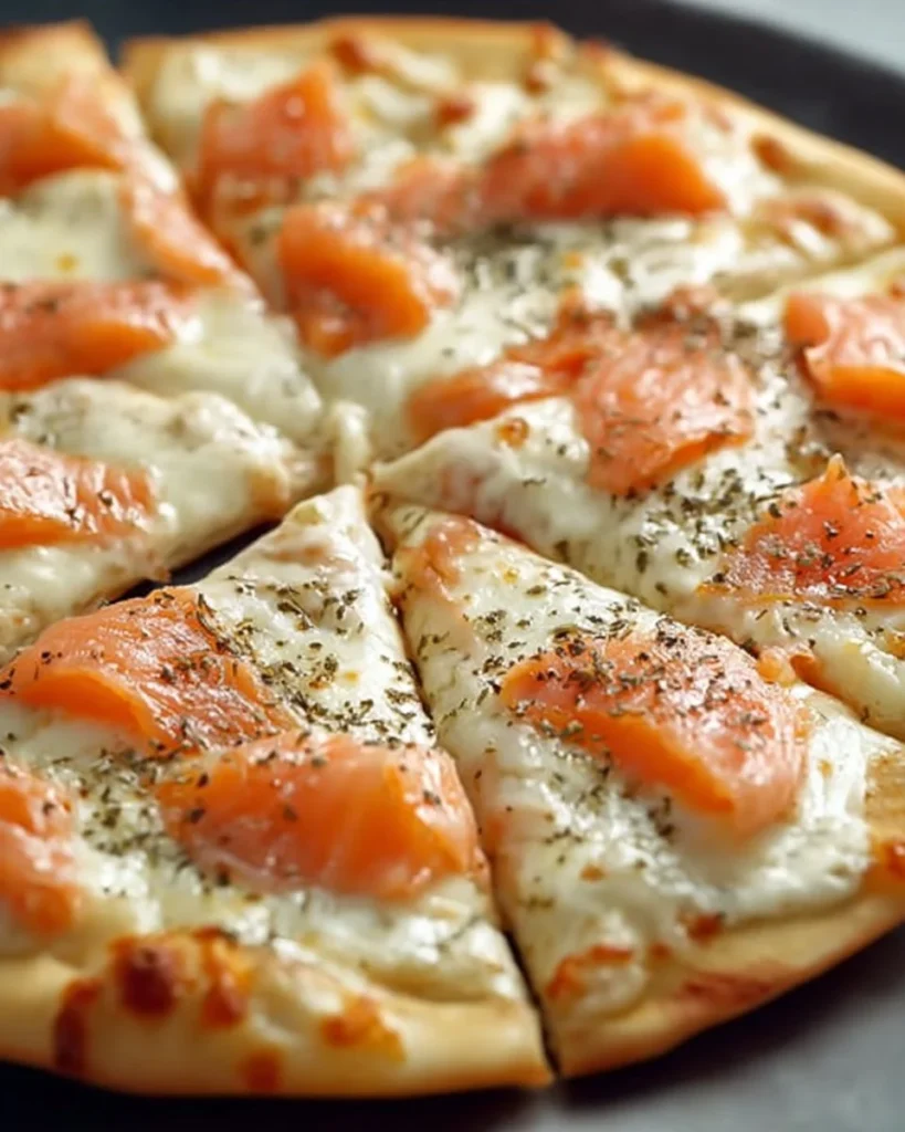 Pizza au saumon fumé, à la crème fraîche et à la mozzarella