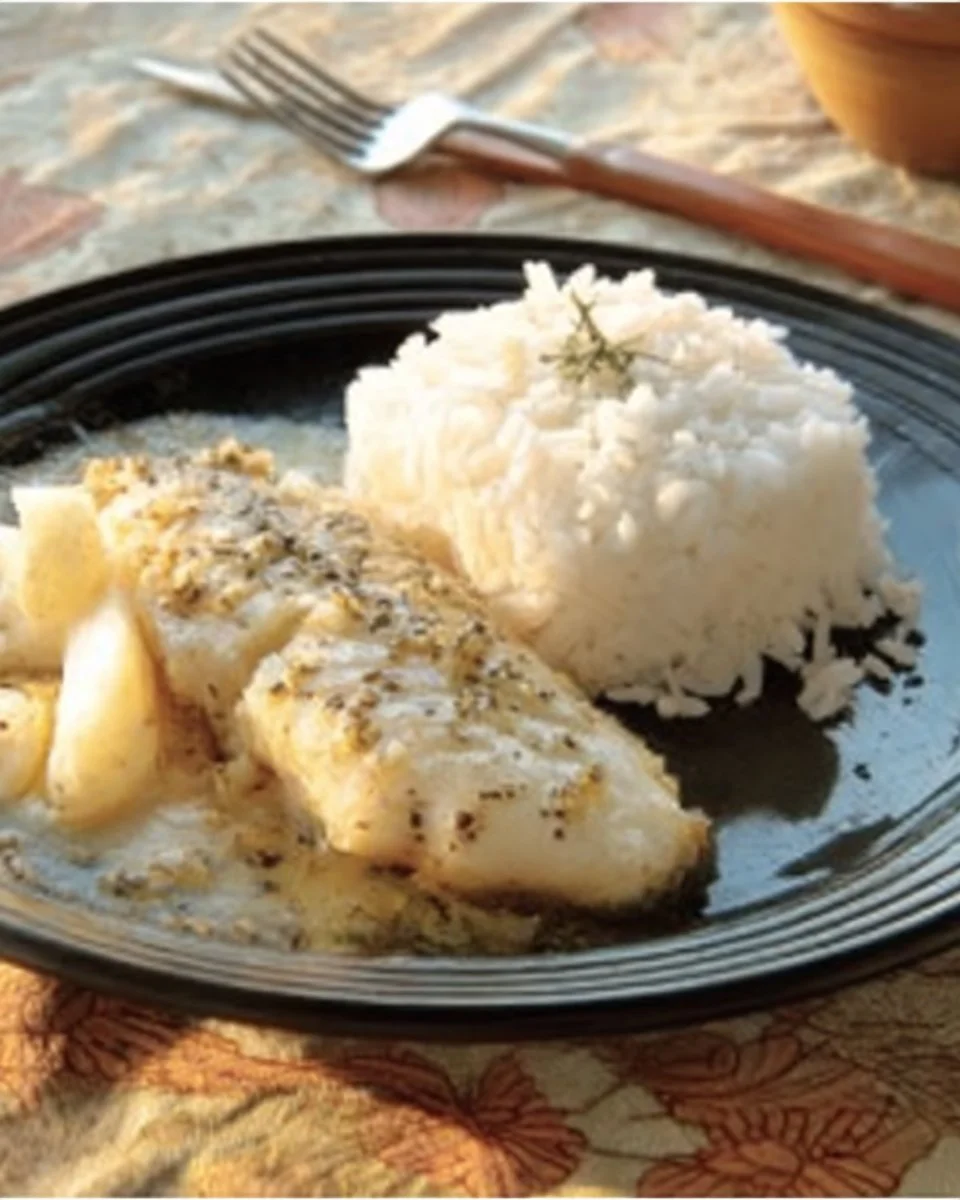 Sauce au beurre, citron et ail accompagnant le tilapia