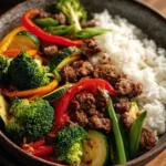 Sauté de bœuf épicé avec riz vapeur, plat savoureux et épicé