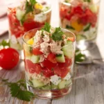 Verrines de concombre, tomates et feta garnies.