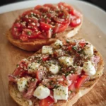 Assiette de bruschetta garnie de tomates, basilic et huile d'olive