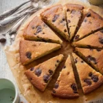 Gâteau au yaourt moelleux sur une assiette avec des fruits