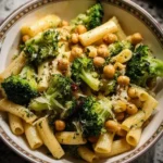Pâtes au brocoli et aux pois chiches dans un plat coloré