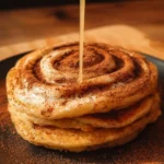 Pancakes à la cannelle, moelleux et savoureux, prêts à être dégustés.