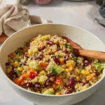 Salade mexicaine de quinoa avec légumes frais et vinaigrette