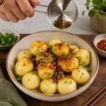 Plat de pommes de terre au chili et nouilles, savoureux et réconfortant