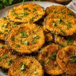 Escalope milanaise croustillante servie avec des garnitures délicieuses.